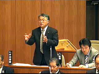 11月6日の鶴岡市議会臨時会で質問する加藤鉱一議員