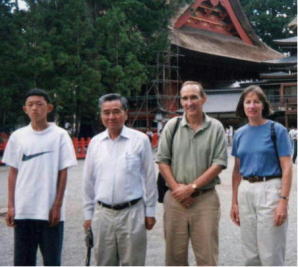 イェール大学のウィリアム・ライト・ケリー教授ご夫妻と羽黒山で（在りし日の成澤昭さん）