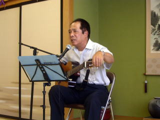 ギター弾き語り演歌楽講座の元渡前小校長・大戸眞澄さん