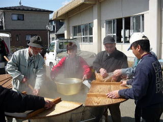 庄内農民連の炊き出し(東松島市・矢本地区）