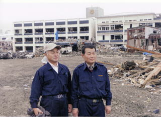 被災地の陸前高田市役所前にて