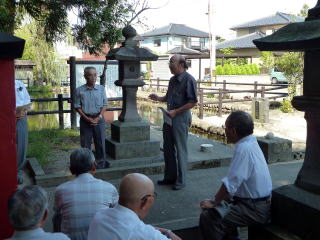 藤島八幡神社正門右手に昨年８月28日設置・序幕された「藤島・ワッパ騒動義民顕彰板」の前で顕彰祭がおこなわれた（8/28）